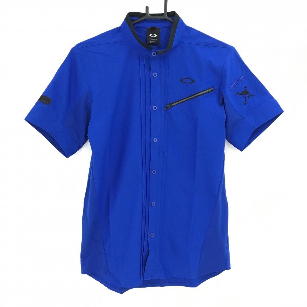 【新品】オークリー 半袖シャツ ブルー×黒 総柄地模様 スタンドカラー 襟バイカラー吸汗速乾 メンズ ティー装着可(M) ゴルフウェア Oakley