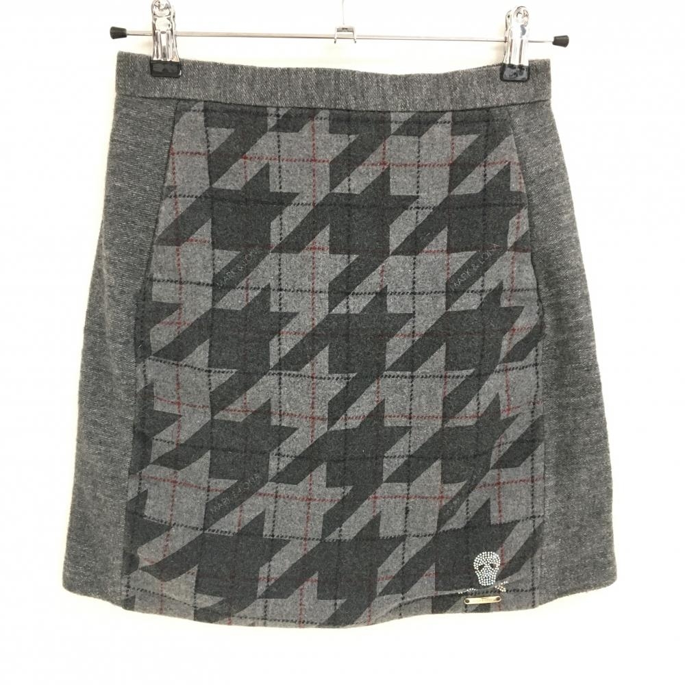 【美品】マークアンドロナ スカート グレー×レッド 前面千鳥格子 ウール混 ラインストーンスカル  レディース S ゴルフウェア MARK＆LONA